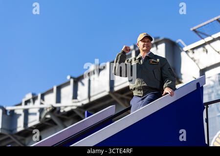 LA STAZIONE NAVALE DI NORFOLK, Virginia (5 ottobre 2025) il Segretario alla Guerra Pete Hegseth arriva al Molo 14, insieme alla portaerei classe Nimitz USS Harry S. Truman (CVN 75) e alla nave d'assalto anfibio classe Wasp USS Kearsarge (LHD 3), 5 ottobre 2025. L'All Hands Call at Naval Station Norfolk è uno dei numerosi eventi che si svolgono in tutto il paese per mostrare gli uomini e le donne che con orgoglio prestano servizio nella Marina degli Stati Uniti. (Foto della Marina degli Stati Uniti di Justin Kemble, specialista di comunicazione di massa di seconda classe) Foto Stock