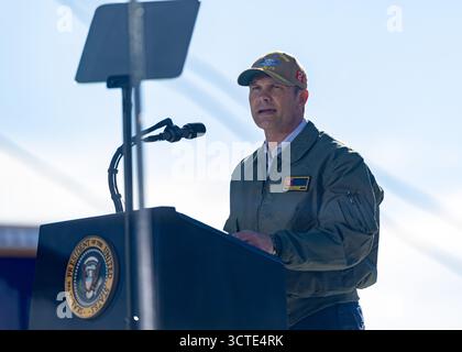 LA STAZIONE NAVALE DI NORFOLK, Virginia (5 ottobre 2025) il Segretario alla Guerra Pete Hegseth pronuncia osservazioni durante una chiamata all Hands al molo 14, insieme alla portaerei classe Nimitz USS Harry S. Truman (CVN 75) e alla nave d'assalto anfibio classe Wasp USS Kearsarge (LHD 3), 5 ottobre 2025. L'All Hands Call at Naval Station Norfolk è uno dei numerosi eventi che si svolgono in tutto il paese per mostrare gli uomini e le donne che con orgoglio prestano servizio nella Marina degli Stati Uniti. (Foto della Marina degli Stati Uniti di Justin Kemble, specialista di comunicazione di massa di seconda classe) Foto Stock