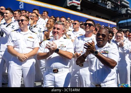 NAVAL STATION NORFOLK, Virginia (5 ottobre 2025) i marinai della Marina degli Stati Uniti applaudiscono una dimostrazione di sottomarini durante a Titans of the Sea Presidential Review, 5 ottobre 2025. L'All Hands Call at Naval Station Norfolk è uno dei numerosi eventi che si svolgono in tutto il paese per mostrare gli uomini e le donne che con orgoglio prestano servizio nella Marina degli Stati Uniti. (Foto della Marina degli Stati Uniti di Justin Kemble, specialista di comunicazione di massa di seconda classe) Foto Stock