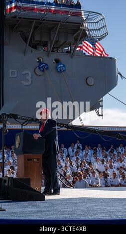 STAZIONE NAVALE DI NORFOLK, Virginia (5 ottobre 2025) – il presidente Donald J. Trump si rivolge a quasi 15.000 marinai provenienti da comandi e ospiti basati su Norfolk durante una chiamata All Hands Call al molo 14, insieme alla portaerei classe Nimitz USS Harry S. Truman (CVN 75) e alla nave d'assalto anfibio classe Wasp USS Kearsarge (LHD 3), 5 ottobre 2025. L'All Hands Call at Naval Station Norfolk è uno dei numerosi eventi che si svolgono in tutto il paese per mostrare gli uomini e le donne che con orgoglio prestano servizio nella Marina degli Stati Uniti. (Foto della Marina degli Stati Uniti di Anderson W. Branch, specialista della comunicazione di massa di 1a classe) Foto Stock