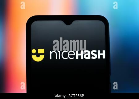 Canada. 6 ottobre 2025. In questa immagine, il logo NiceHash (Nice Hash) viene visualizzato sullo schermo di uno smartphone. Credito: SOPA Images Limited/Alamy Live News Foto Stock