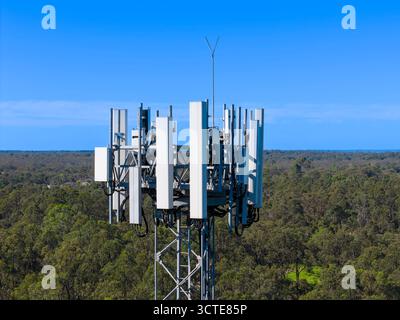 Fotografia aerea del drone della sezione superiore di una grande torre di telecomunicazioni situata in un'area residenziale del nuovo Galles del Sud in Australia. Foto Stock