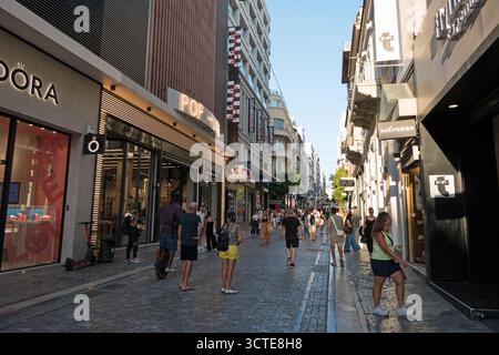 Vista della famosa via Ermou ad Atene, Grecia, Europa con negozi di lusso, negozi e negozi Foto Stock