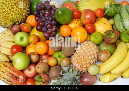 Assortimento di frutta colorata per lo sfondo. Foto Stock
