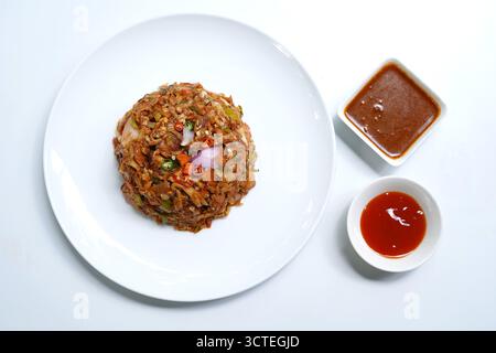 Piatto di Kottu Roti dello Sri Lanka Street Food su sfondo bianco. fotografia gastronomica Foto Stock