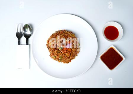 Gustose e piccanti Kottu Roti con verdure su piatto bianco. Foto Stock