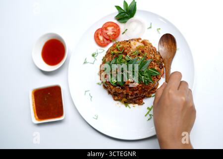 Primo piano dello Spicy Sri Lanka Kottu Roti su piatto bianco. Foto Stock