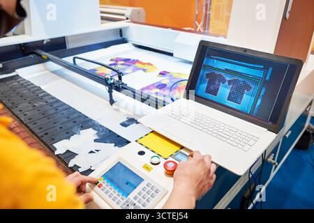 Sistemi di taglio laser automatici digitali per tessuti e carta Foto Stock