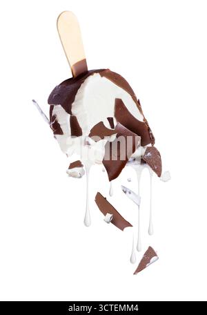 Il gelato al cioccolato fuso gocciola su sfondo bianco Foto Stock