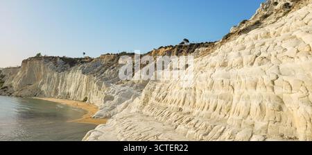 Una vista panoramica della Scala dei Turchi, una splendida formazione rocciosa di Marna bianca sulla costa di Realmonte, nei pressi di Agrigento, in Sicilia Foto Stock