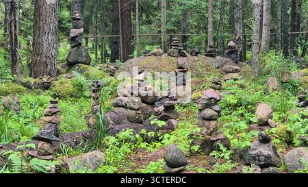 Centinaia di rocce bilanciate, o cairns, creano una scena mistica a Kaltenes Kalvas, un monumento naturale unico in Lettonia. Foto Stock