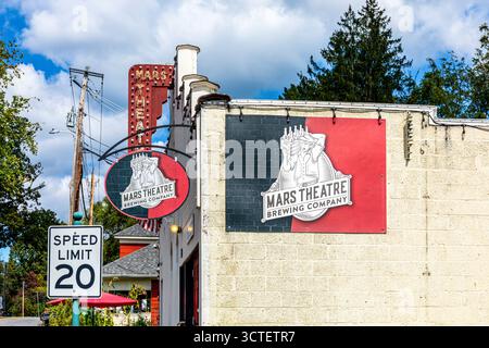 Mars Hill, North Carolina, USA-28 settembre 2025: Vista laterale dello storico edificio del Mars Theatre, con le indicazioni per la Mars Theatre Brewing Company e gli ori Foto Stock