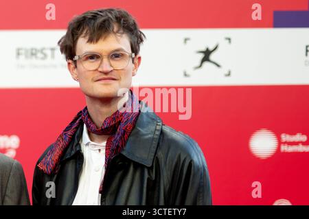 Berlino, Germania. 6 ottobre 2025. Nico Schrenk, direttore della fotografia, nominato nella categoria Michael Ballhaus Prize (Skin on Skin), si trova di fronte alla cerimonia di premiazione del premio per il nuovo arrivato nel film "primi passi" al Theater des Westens. Crediti: Sebastian Christoph Gollnow/dpa/Alamy Live News Foto Stock