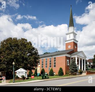 Mars Hill, Carolina del Nord, USA-28 settembre 2025: Mars Hill Baptist Church, mostra l'edificio e l'insegna. Su Main Street. Foto Stock