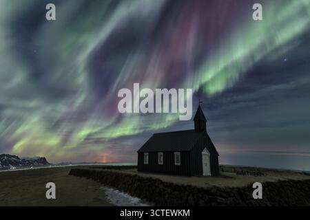 Aurora boreale / Aurora Boreale e Chiesa Nera di Budir Islanda Foto Stock