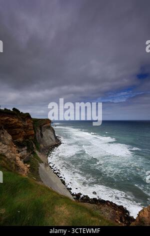 Vista panoramica sulle scogliere e la riva di Ling Hill, vicino a Whitby, Yorkshire, Inghilterra, Regno Unito Foto Stock