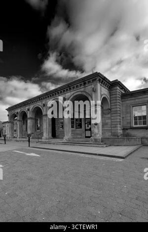 La facciata della stazione ferroviaria di Whitby, North Yorkshire, Inghilterra Foto Stock