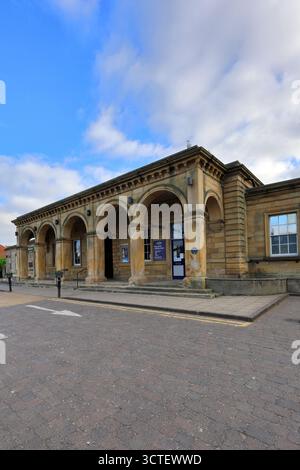 La facciata della stazione ferroviaria di Whitby, North Yorkshire, Inghilterra Foto Stock