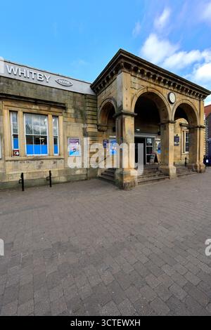 La facciata della stazione ferroviaria di Whitby, North Yorkshire, Inghilterra Foto Stock