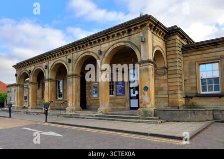 La facciata della stazione ferroviaria di Whitby, North Yorkshire, Inghilterra Foto Stock