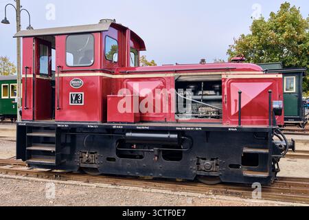 Bruchhausen-Vilsen, Germania ; 3 ottobre 2025: Locomotiva di manovra diesel-idraulica Deutz V3 esposta presso la Deutscher Eisenbahn-Verein Heritage Railway, Foto Stock