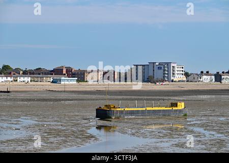 30 settembre 2025. Imbarcazione con bassa marea. Spiaggia e edificio Premier Inn sullo sfondo. Southend on Sea, città di Southend. Foto Stock