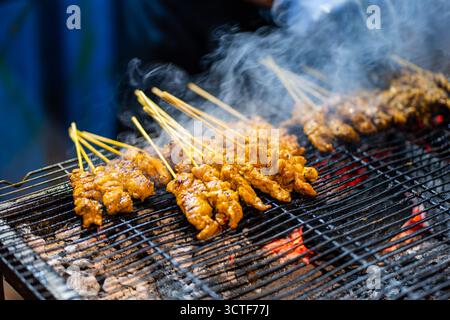 Satay indonesiano, o Sate, spiedini di carne, maiale, pollo, montone, manzo con salsa di arachidi. Cibo di strada popolare in Indonesia e Malesia Foto Stock