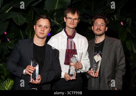 Berlino, Germania. 6 ottobre 2025. Leon Döhner (produzione), vincitore del No-Fear-Bernd-Eichinger-Award per Skin on Skin, Nico Schrenk, direttore della fotografia e vincitore del Michael Ballhaus Award per Skin on Skin, e Simon Schneckenbauer, regista e vincitore nella categoria dei lungometraggi medi per Skin on Skin, si esibiscono al Theater des Westens dopo la presentazione del Newcomer Award nel film 'First Steps'. Crediti: Sebastian Christoph Gollnow/dpa/Alamy Live News Foto Stock