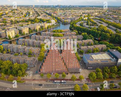 Vista aerea di Amsterdam Ovest, canali e file di moderni edifici di appartamenti Foto Stock