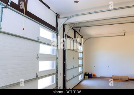 Ampio garage con grandi finestre nelle porte, ideale per l'allestimento di officine di deposito auto. Foto Stock