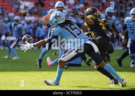 Toronto, Canada. 4 ottobre 2025. Il wide receiver Makai Polk #15 degli Argonauts di Toronto è sotto pressione da DB Destin Talbert #25 degli Hamilton Tiger-Cats nel primo tempo durante la partita di football della CFL 2025 al BMO Field. Il 4 ottobre 2025 a Toronto, Canada. (Foto di Leonardo Ramirez/Eyepix Group) credito: Eyepix Group/Alamy Live News Foto Stock