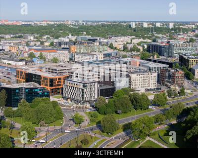 Vista aerea di un isolato tra la città vecchia e il porto di Tallinn, Estonia Foto Stock