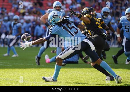 Toronto, Canada. 4 ottobre 2025. Il wide receiver Makai Polk #15 degli Argonauts di Toronto è sotto pressione da DB Destin Talbert #25 degli Hamilton Tiger-Cats nel primo tempo durante la partita di football della CFL 2025 al BMO Field. Il 4 ottobre 2025 a Toronto, Canada. (Foto di Leonardo Ramirez/Eyepix Group/Sipa USA) credito: SIPA USA/Alamy Live News Foto Stock