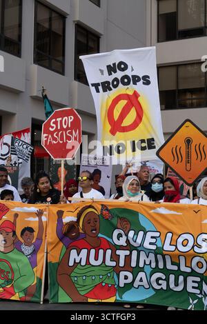 Fate pagare i miliardari al Rally e alla marcia a New York, un'acquisizione potenziata dal popolo che chiede un clima vivibile per tutti e la fine degli inquinatori miliardari e degli attacchi fascisti contro i migranti. Foto Stock