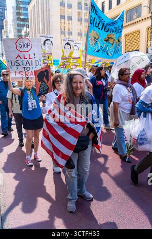 Fate pagare i miliardari al Rally e alla marcia a New York, un'acquisizione potenziata dal popolo che chiede un clima vivibile per tutti e la fine degli inquinatori miliardari e degli attacchi fascisti contro i migranti. Foto Stock