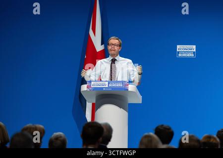 Manchester, Regno Unito. 6 OTTOBRE 2025. Parla dal palco principale il secondo giorno della Conferenza del Partito Conservatore al Manchester Central Convention Center. Credito Milo Chandler/Alamy Live News Foto Stock