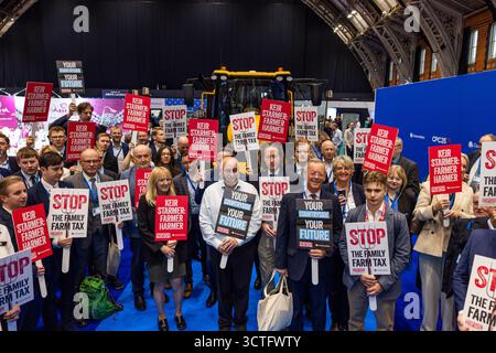 Manchester, Regno Unito. 6 OTTOBRE 2025. Le persone partecipano al Rally for Farmers il secondo giorno della Conferenza del Partito Conservatore al Manchester Central Convention Center. Credito Milo Chandler/Alamy Live News Foto Stock