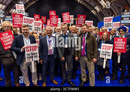 Manchester, Regno Unito. 6 OTTOBRE 2025. Le persone partecipano al Rally for Farmers il secondo giorno della Conferenza del Partito Conservatore al Manchester Central Convention Center. Credito Milo Chandler/Alamy Live News Foto Stock