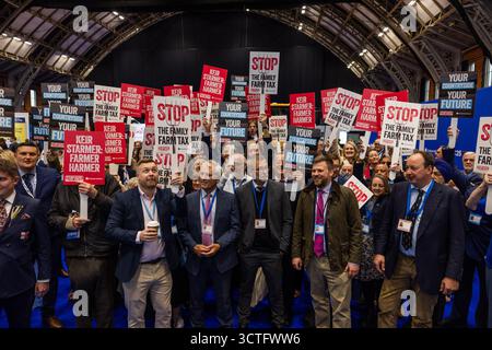 Manchester, Regno Unito. 6 OTTOBRE 2025. Le persone partecipano al Rally for Farmers il secondo giorno della Conferenza del Partito Conservatore al Manchester Central Convention Center. Credito Milo Chandler/Alamy Live News Foto Stock