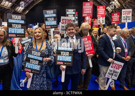 Manchester, Regno Unito. 6 OTTOBRE 2025. Le persone partecipano al Rally for Farmers il secondo giorno della Conferenza del Partito Conservatore al Manchester Central Convention Center. Credito Milo Chandler/Alamy Live News Foto Stock