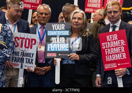 Manchester, Regno Unito. 6 OTTOBRE 2025. Le persone partecipano al Rally for Farmers il secondo giorno della Conferenza del Partito Conservatore al Manchester Central Convention Center. Credito Milo Chandler/Alamy Live News Foto Stock
