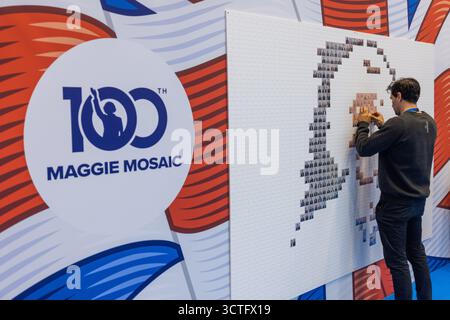 Manchester, Regno Unito. 6 OTTOBRE 2025. La persona aggiunge al "Maggie Mosaic" il secondo giorno della Conferenza del Partito Conservatore al Manchester Central Convention Center. Credito Milo Chandler/Alamy Live News Foto Stock