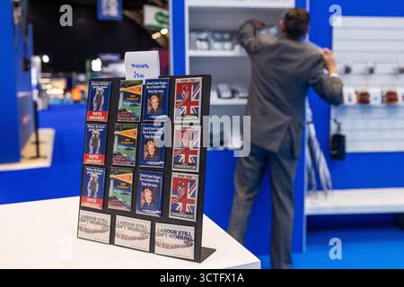 Manchester, Regno Unito. 6 OTTOBRE 2025. Vari magneti nella cabina del partito il secondo giorno della Conferenza del Partito Conservatore al Manchester Central Convention Center. Credito Milo Chandler/Alamy Live News Foto Stock