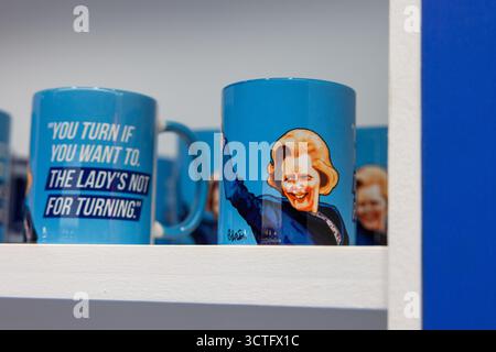 Manchester, Regno Unito. 6 OTTOBRE 2025. Margaret Thatcher porta il secondo giorno della Conferenza del Partito Conservatore al Manchester Central Convention Center. Credito Milo Chandler/Alamy Live News Foto Stock