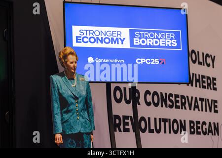Manchester, Regno Unito. 6 OTTOBRE 2025. Il ritaglio Thatcher guarda la folla il secondo giorno della Conferenza del Partito Conservatore al Manchester Central Convention Center. Credito Milo Chandler/Alamy Live News Foto Stock