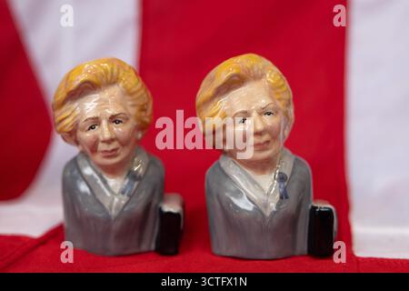 Manchester, Regno Unito. 6 OTTOBRE 2025. Busti in porcellana di Margaret Thatcher in vendita il secondo giorno della Conferenza del Partito Conservatore al Manchester Central Convention Center. Credito Milo Chandler/Alamy Live News Foto Stock