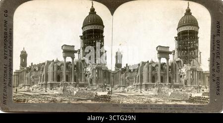 Questa immagine raffigura le conseguenze del terremoto di San Francisco del 1906, mostrando in particolare le rovine del vecchio edificio del municipio. Foto Stock