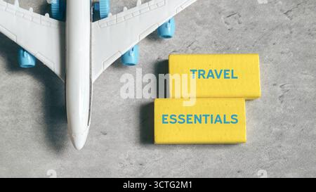 Testo di base del viaggio su blocchi di legno gialli accanto all'ala del modello di aeroplano Foto Stock