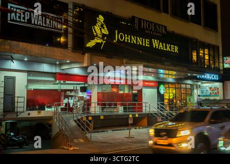 Cartello Johnnie Walker con il logo "Striding Man". Manila, Filippine Foto Stock