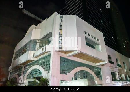 Mile Long Building, una proprietà commerciale a Makati, Filippine. Foto Stock